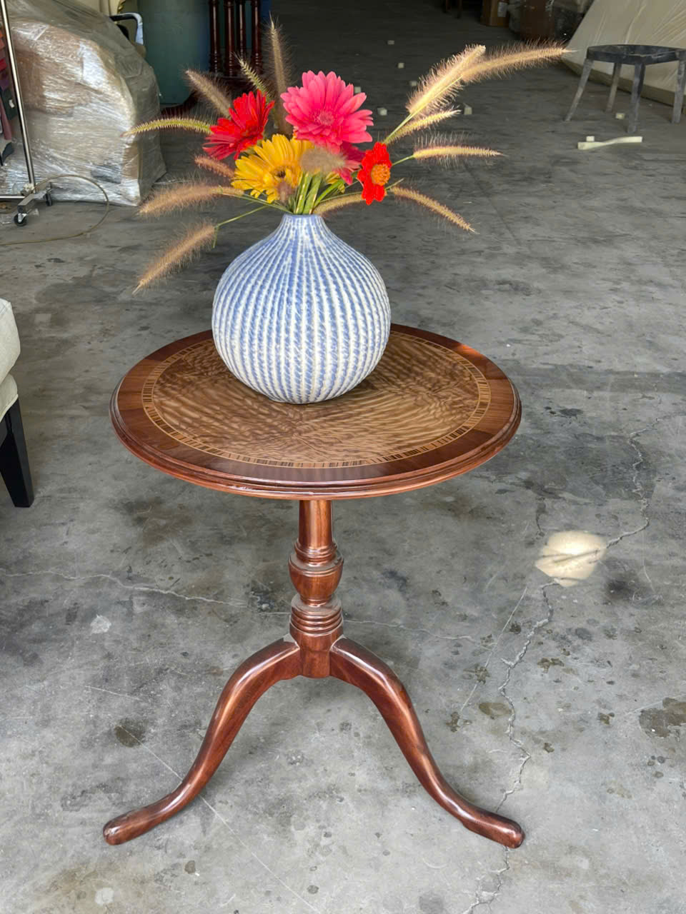 ban-phu-co-dien-phap-chan-tien-side-table